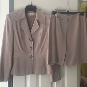 70% Triacetate 30% Polyester 100% Rayon liner